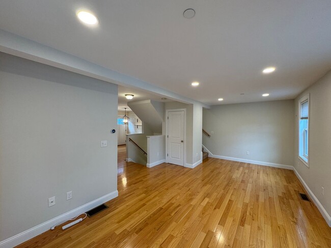 Building Photo - Modern Townhouse for Rent in Haverhill, MA...