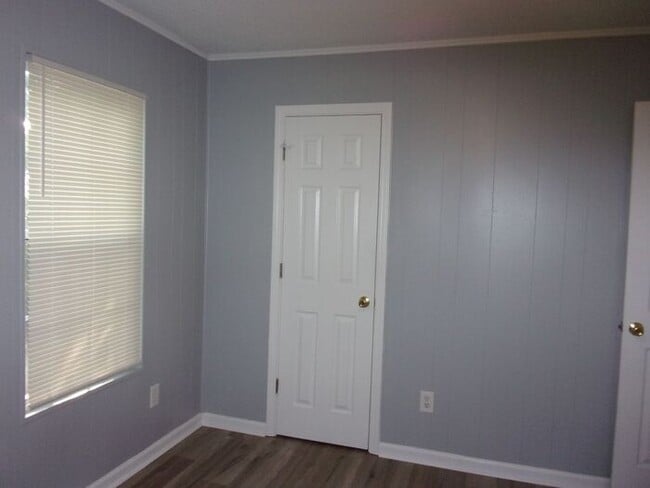 Building Photo - 3 Bedroom 1 Bath Home Recently Updated