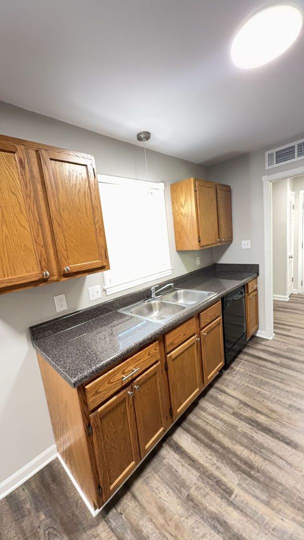 Building Photo - Beautifully Updated 4 bedroom 2 bath home - Open to Section 8