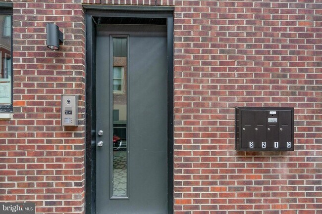 Building Photo - 2323 E Cabot St