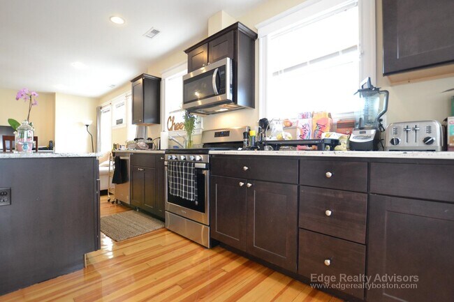 Building Photo - 35 Glencoe St