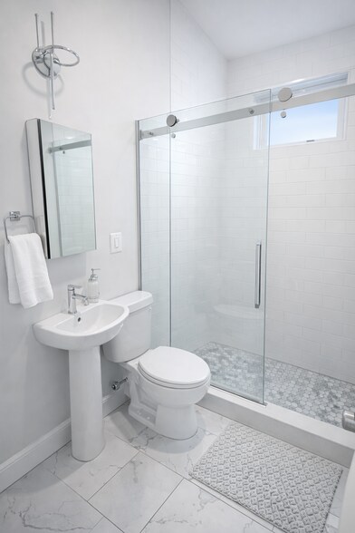 Building Photo - 910 E 4th St