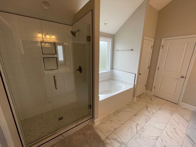 Building Photo - 819 Lost Grv Trl