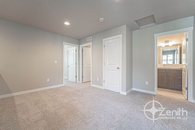 Building Photo - 4716 NE 37th Ct