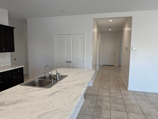 Building Photo - 9427 E Alfalfa Dr