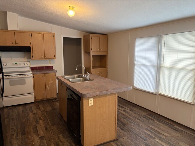 Building Photo - Trailer house; 3 bed 2 bath