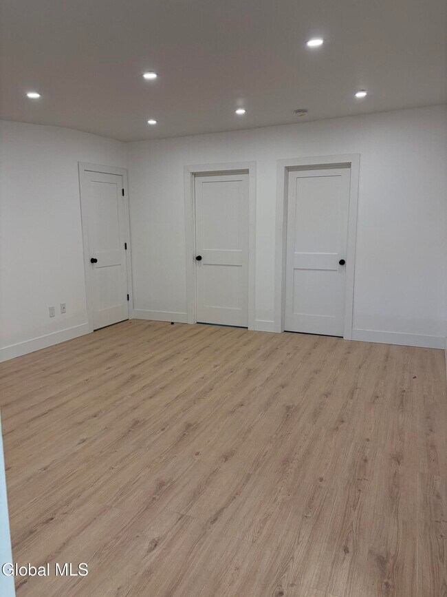Building Photo - 31 Van Zandt St