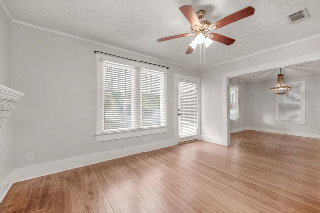 Building Photo - East Hill Cottage Available December 8th!