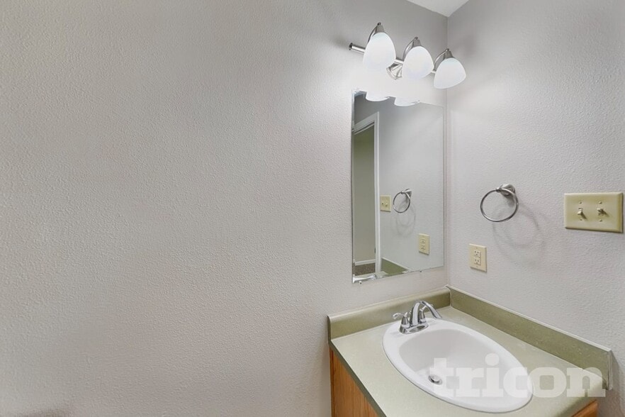 Building Photo - 746 Streamside Dr