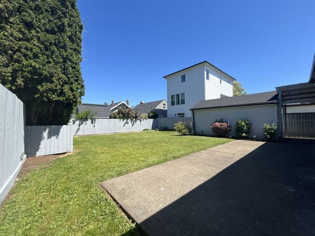 Building Photo - Bright and Welcoming Home with Modern Kitchen, Expansive Backyard & Flexible Living Space