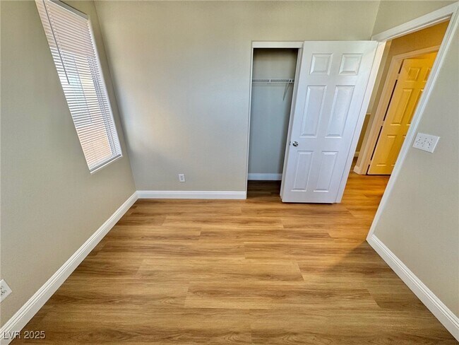 Building Photo - 10992 Scotch Rose St