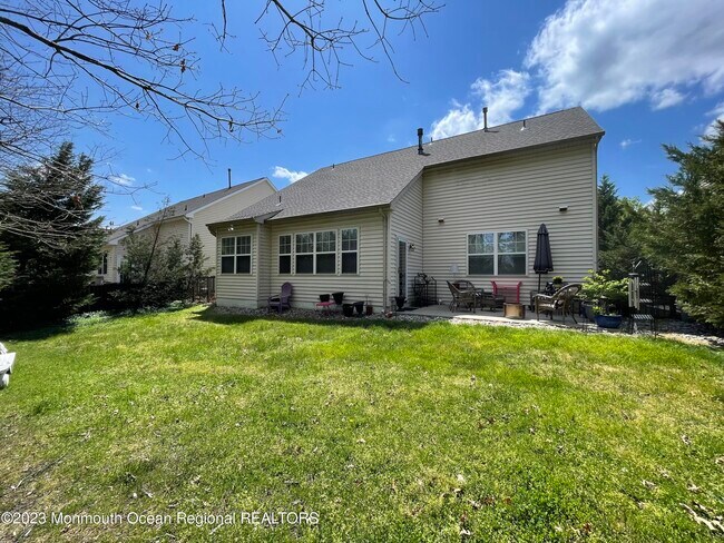 Building Photo - 535 Country Club Dr