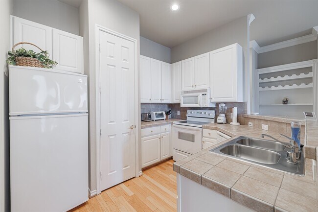 Building Photo - 2400 McCue Rd