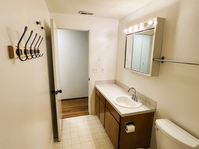 Building Photo - Beautifully Appointed Home on Generous Lot – SE Portland Rental!