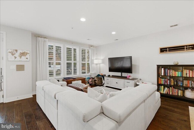 Building Photo - 1418 N Rhodes St