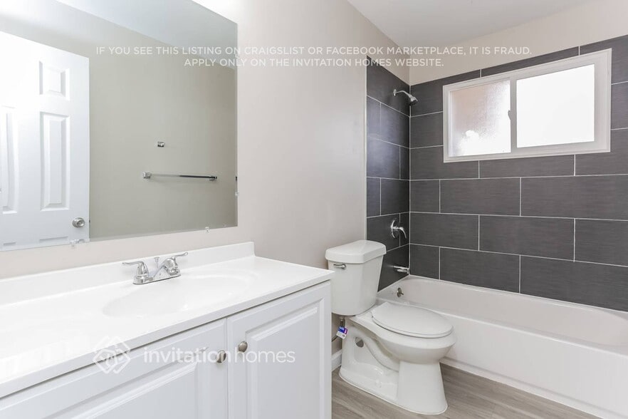 Building Photo - 1061 E 105th Pl