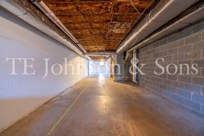 Building Photo - Spacious 5 Bedroom Home in the Heart of Sherwood Forest