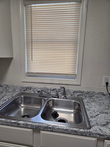 Building Photo - 3429 Mersington Ave