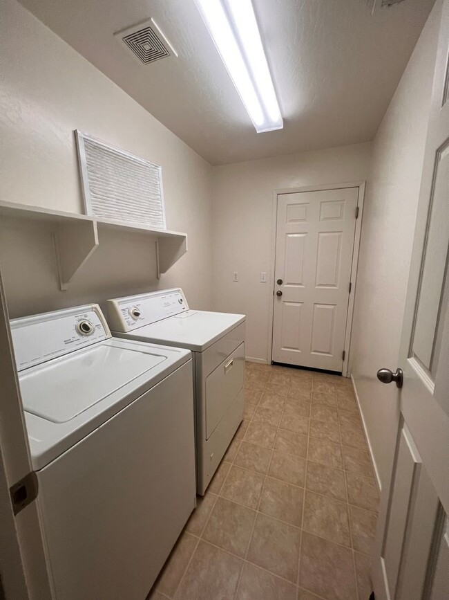 Building Photo - 1003 W Westmont Ct