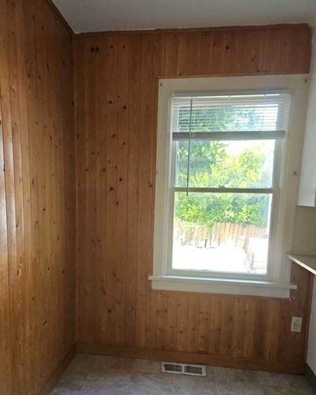 Building Photo - 4Bd/2Ba Two Story House-Available soon