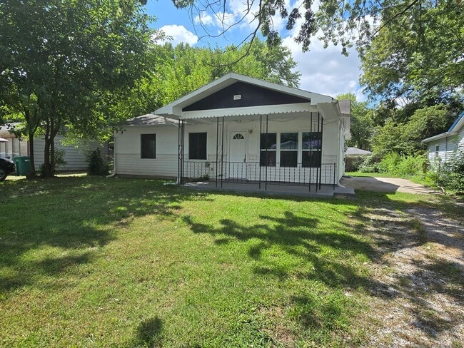 Primary Photo - 4BD/1 BA nicely updated home
