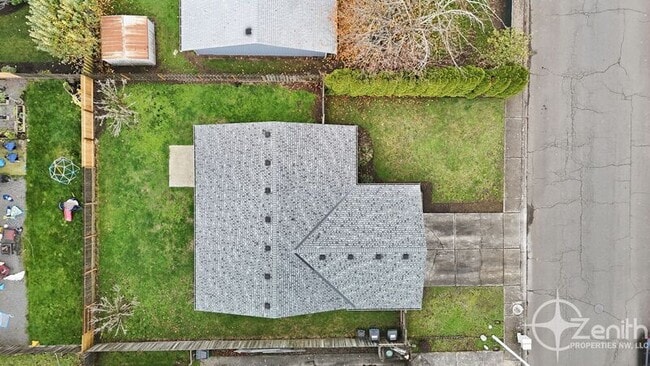 Building Photo - 16113 NE 4th Way