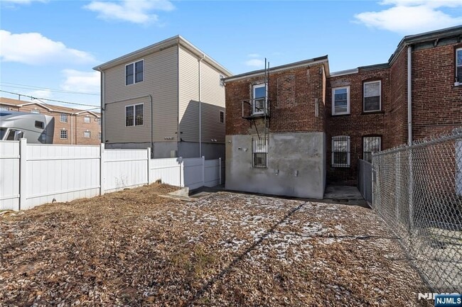 Building Photo - 165 Sherman Ave
