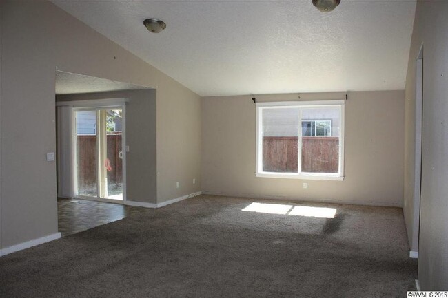 Building Photo - 3 bed/2 bath in Clover Ridge with AC, fenc...