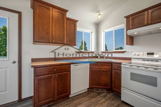 Building Photo - Beautiful Modern Home with 3 Bedrooms and ...