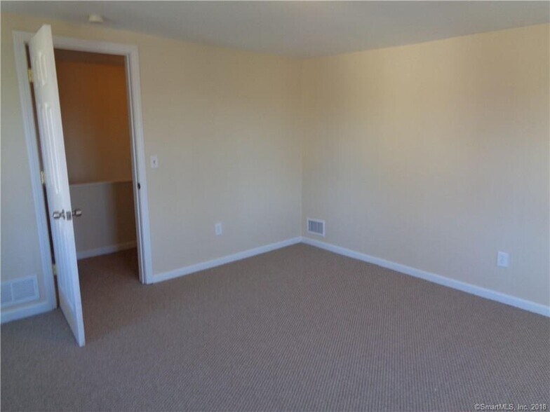 Building Photo - 454 Middle Tpke E