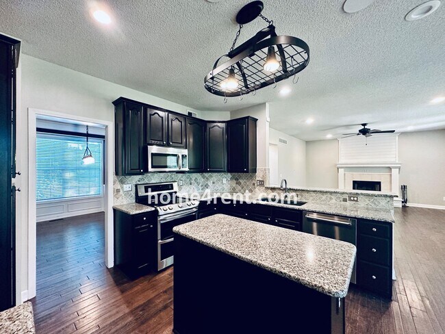 Building Photo - Elegant Cul-de-Sac Retreat with 5th Bedroo...