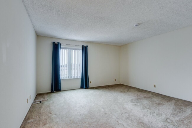 Building Photo - Resort-style amenities in a highly desirab...