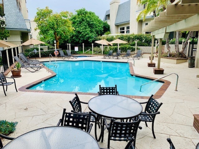 Building Photo - INCREDIBLE 3BD/3BA TOWNHOME IN THE DEL CHA...