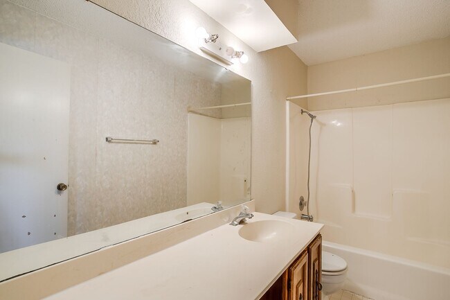 Building Photo - One side of 2 story duplex available-  3 b...