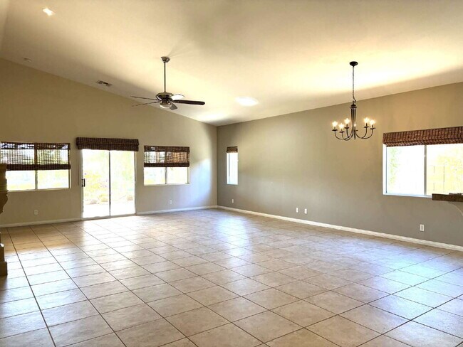 Building Photo - Great Great-Room for Long-term