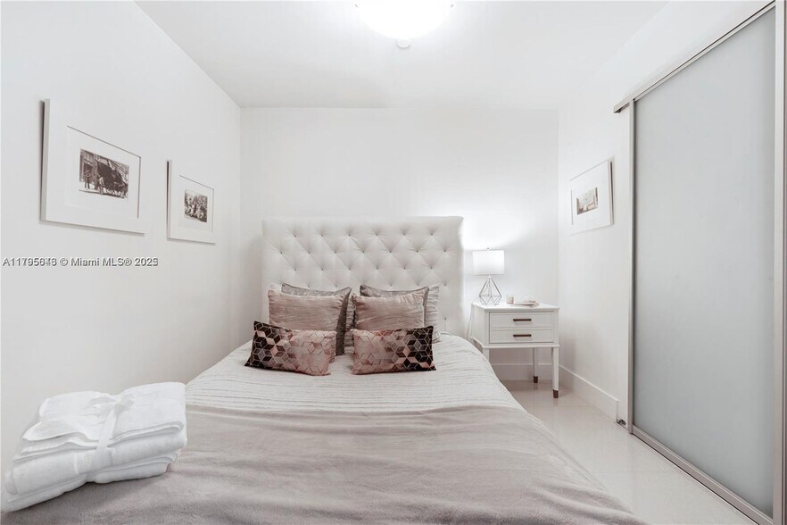 Building Photo - 900 Biscayne Blvd