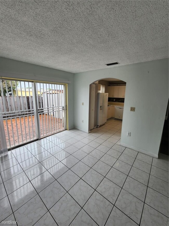 Building Photo - 4 br, 3 bath Condo - 384 NW 114th Ave # 20...