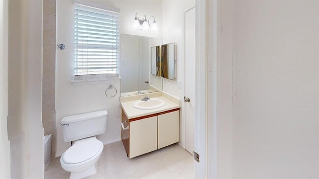 Building Photo - 1015 E Yager Ln