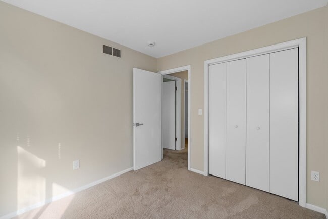 Building Photo - Broadneck Schools! Updated 3 Bedroom 3 Lev...