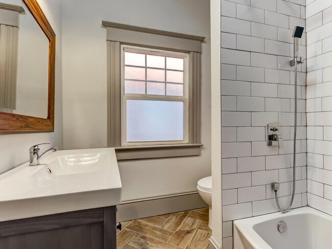 Building Photo - 419 E 3rd St