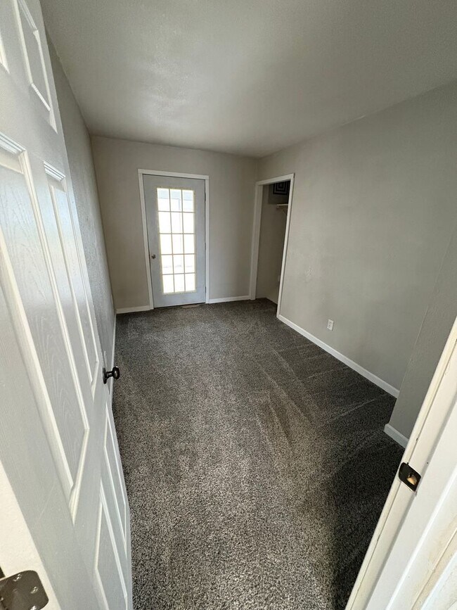 Building Photo - 3 Bed 1 Bath Updated Single Family home