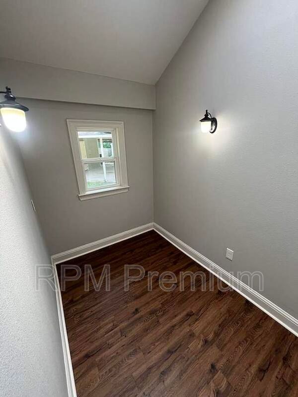 Building Photo - 13235 Country Park Ave