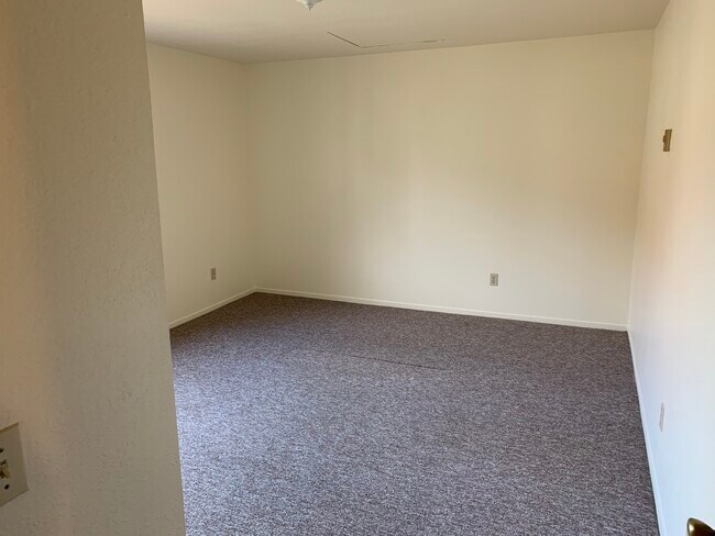 oversized bedroom #1 - 258 California Blvd