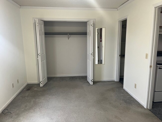 Building Photo - ONE BED UNFURNISHED APT FOR RENT