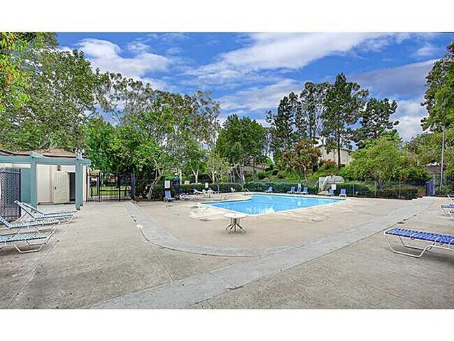 Building Photo - Large spacious 2 Bedroom in UTC