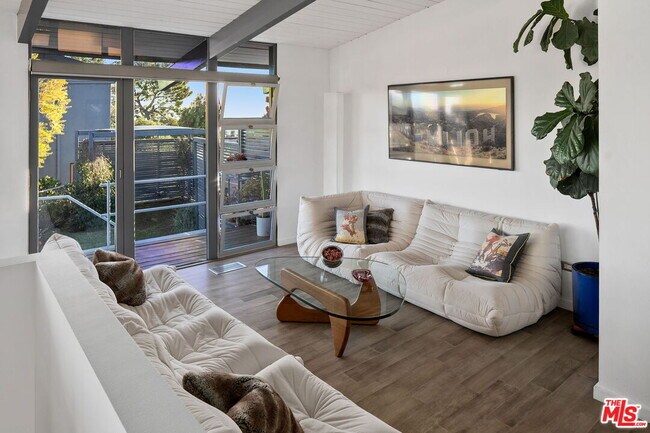 Building Photo - 2690 Hollyridge Dr