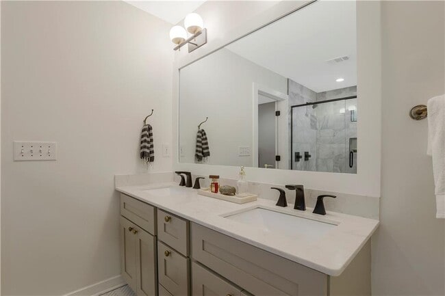 Building Photo - 1344 Midlawn Dr