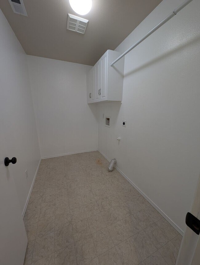 Building Photo - 4 Bedroom, 2.5 Bath DuPont Home!
