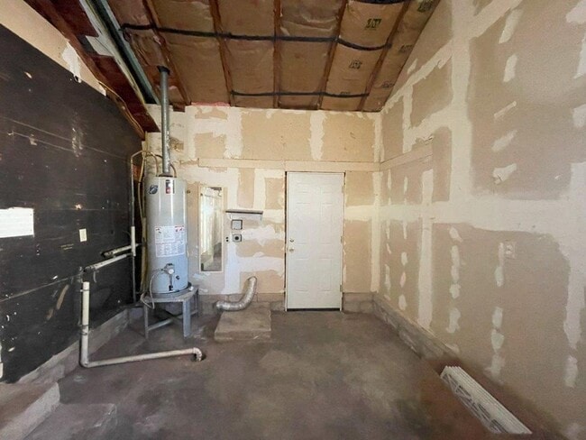 Building Photo - 2 bed one bath with Large outdoor space, o...