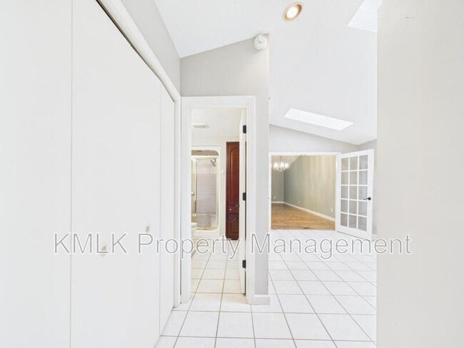 Building Photo - 874 Pleasant St